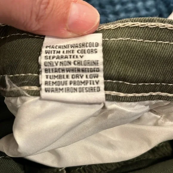 NWT DISCLOSURE BAGGY CARGO CAMO PANTS💚💚 - Picture 14 of 14